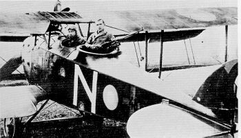 LVG C.VI v p�vodn� kamufl�i s atypickou kokardou na trupu  v m�st� p�vodn�ho um�st�n� tr�mov�ho k��e a  p�smenem N na trupu