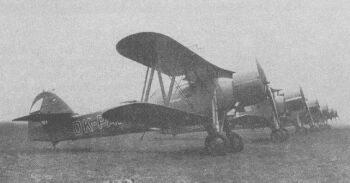 Sériové Š-528 v četnickém markingu na továrním letišti.