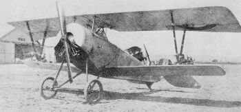Nieuport 11 sthac koly v Pau, na nm pravdpodobn nai letci ltali.