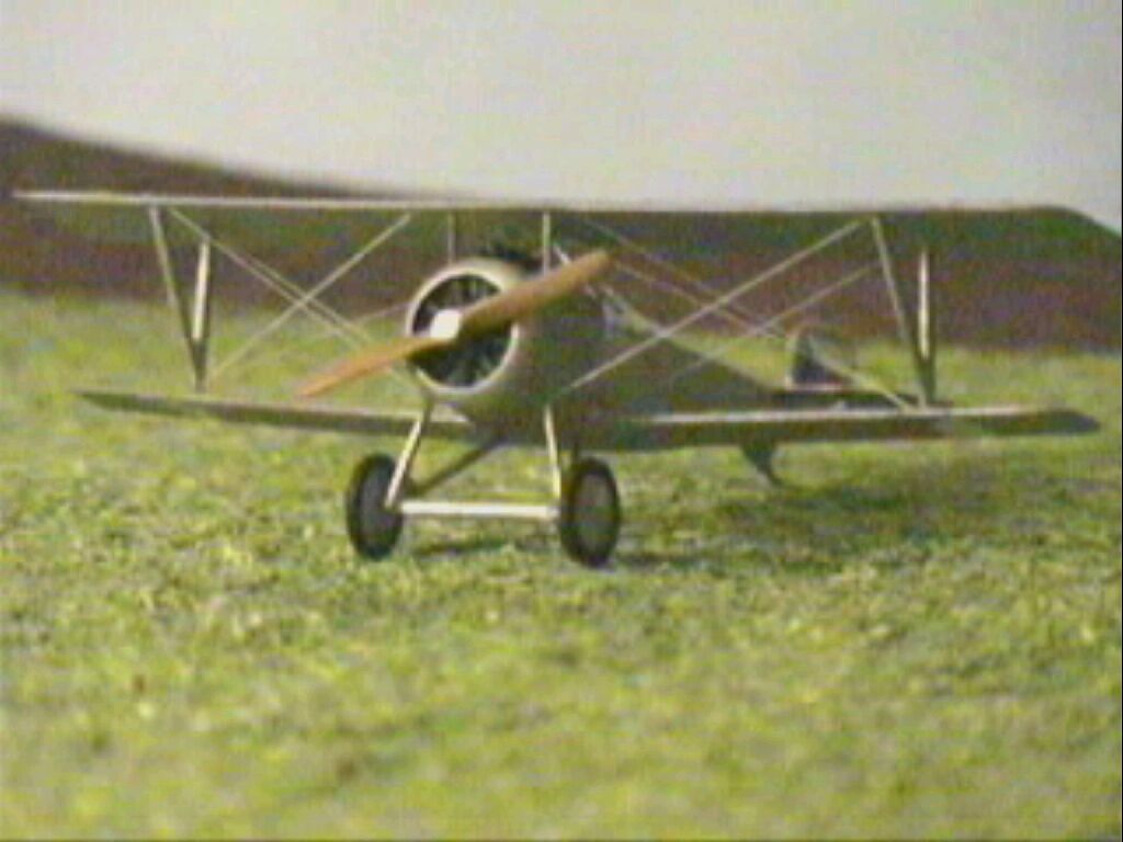 model Nieuporta 3598 zleva zepedu